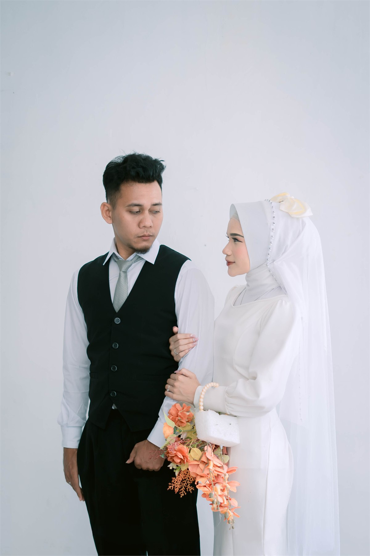 Foto studio Ara dan Azami saling menatap