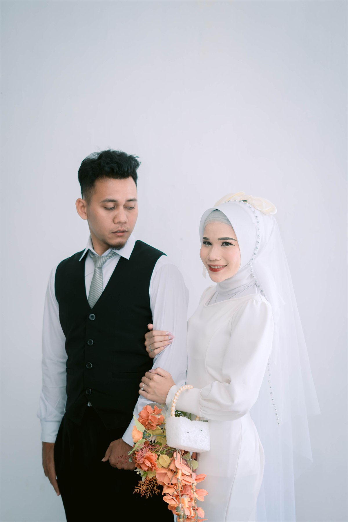 Foto studio Ara tersenyum dengan buket bunga